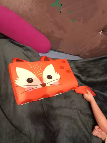 Enfant dormant avec l'oreiller Le P'tit Loup